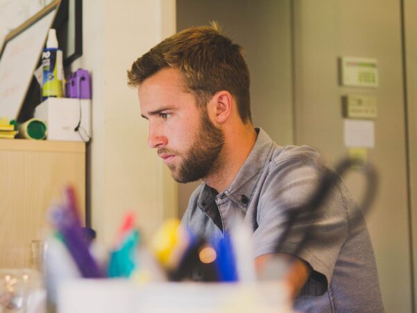 man work desk business person 597178